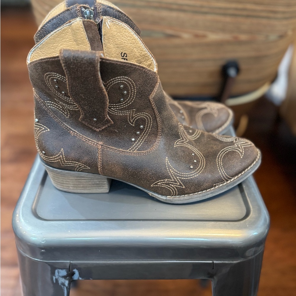 Sterling River Short Cowgirl  Boots
